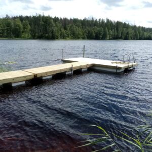 Brygga med lång landgång