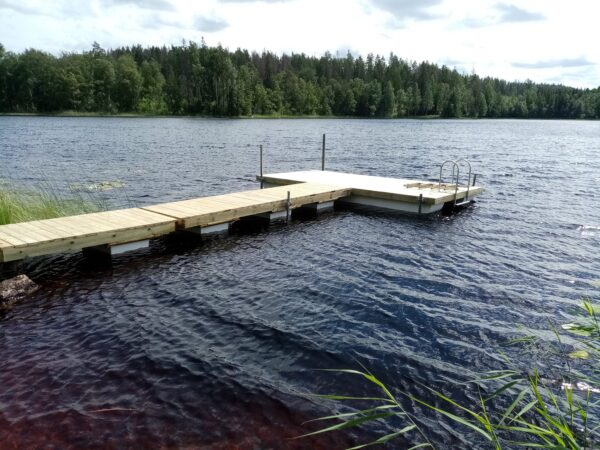 Brygga med lång landgång