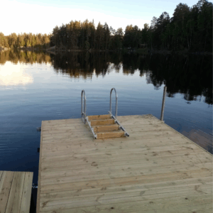 Brygga med kort landgång